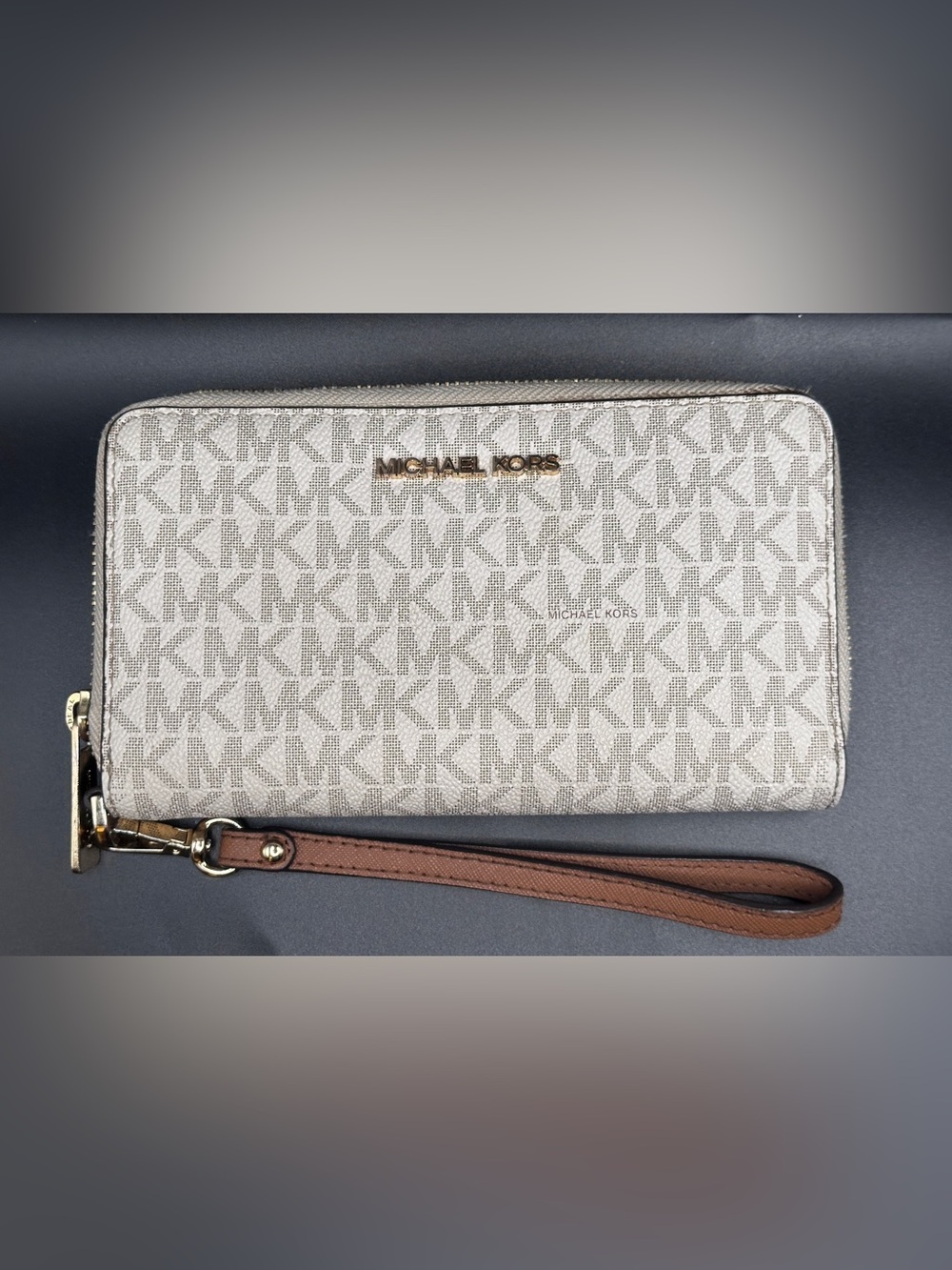 Michael Kors Jet Set Vanilla MK Logo Zip Around Wristlet Wallet Phone Holder